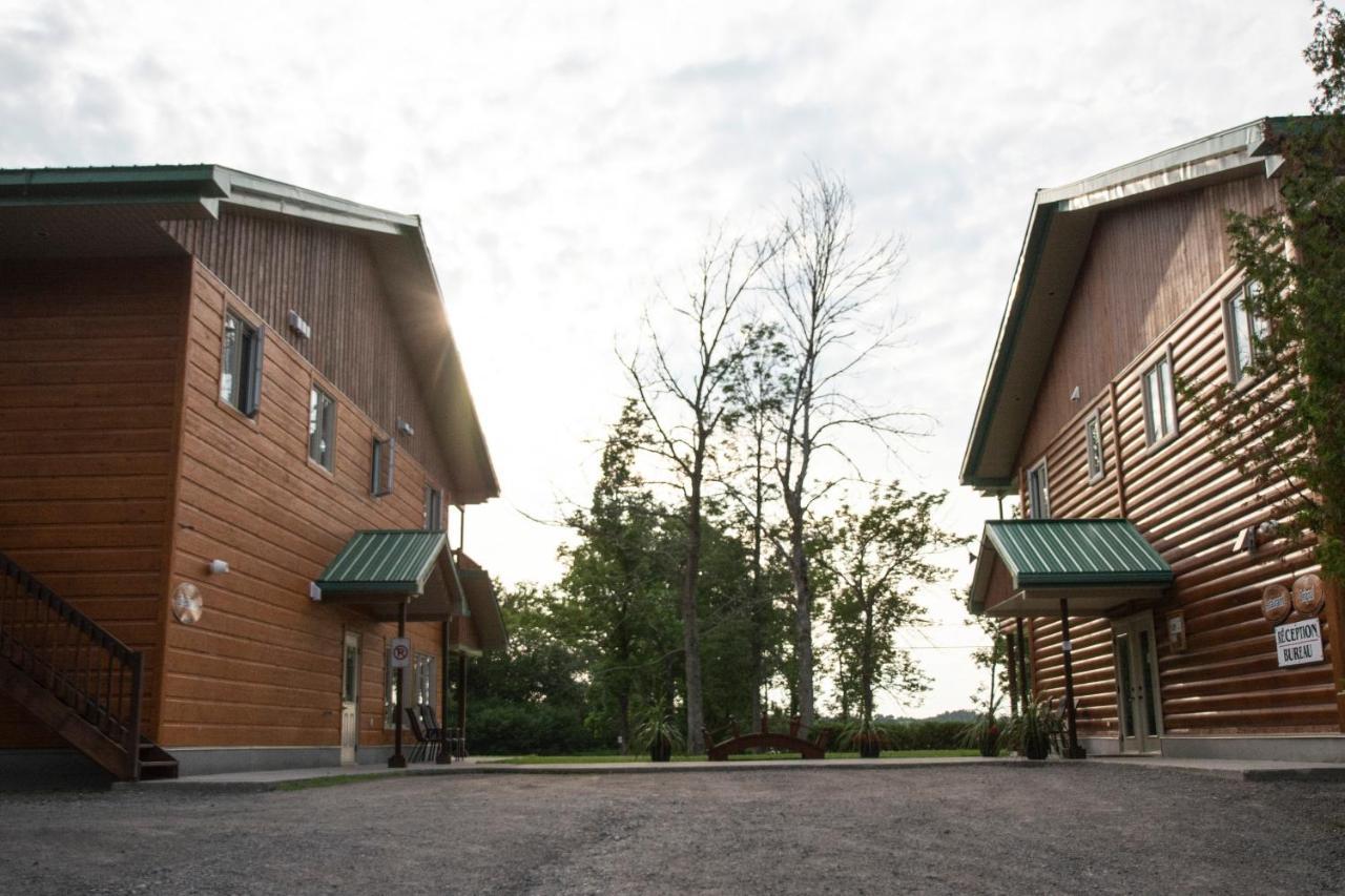 Chalets Et Spa Lac Saint-Jean 샹보르 외부 사진